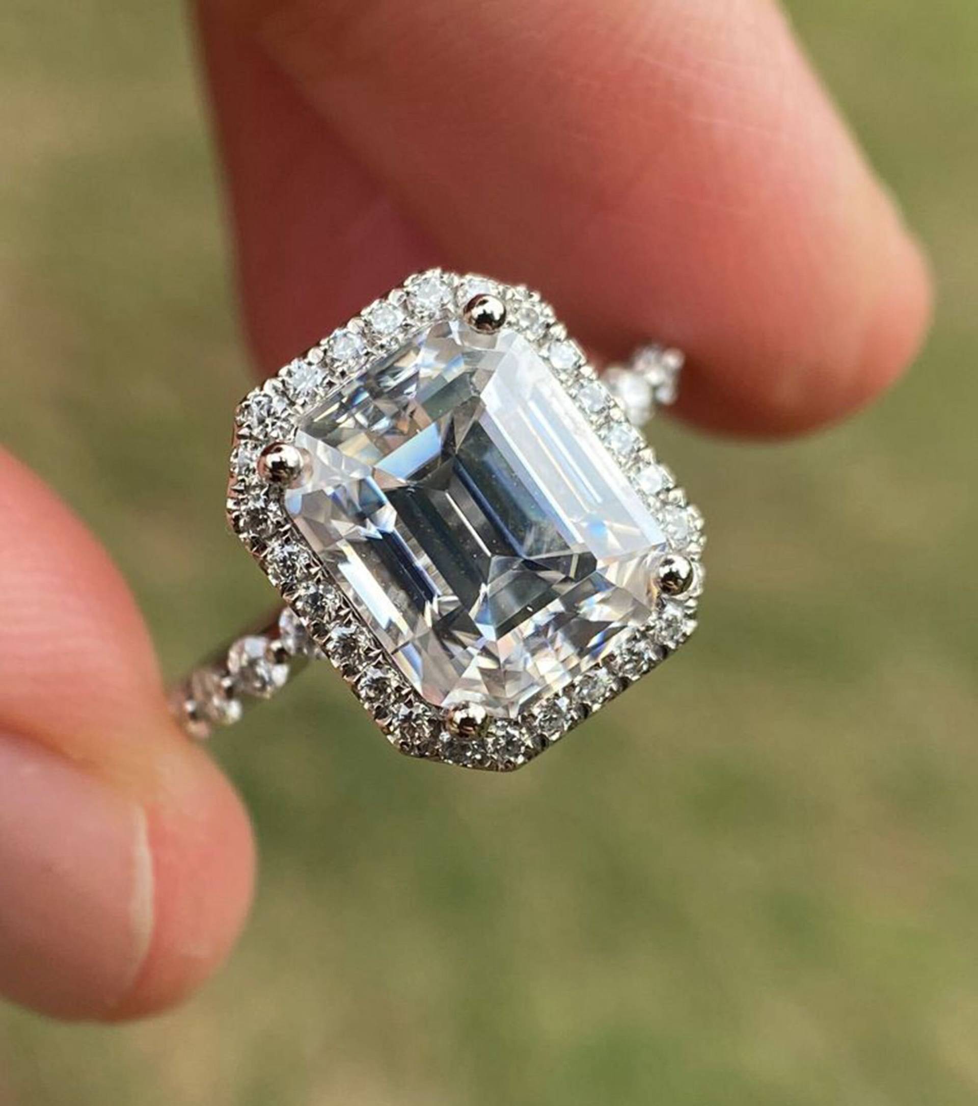 14K Weißgold Smaragd Geschnitten Moissanit Halo Verlobungsring von Qrystaljewelry