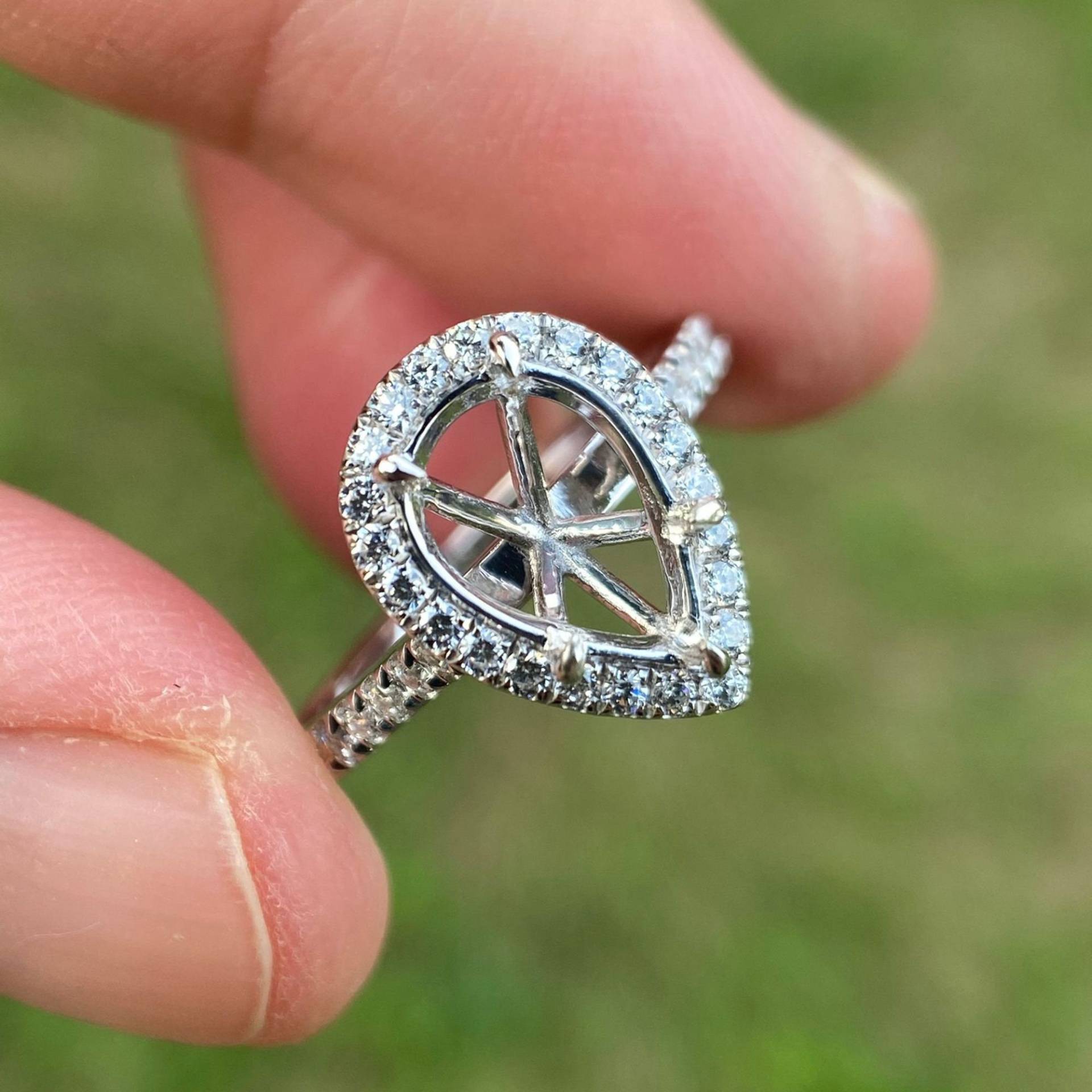 14K Weißgold Tropfen Verlobungsring Fassung Hal Diamondo | 0.41 Karat von Qrystaljewelry