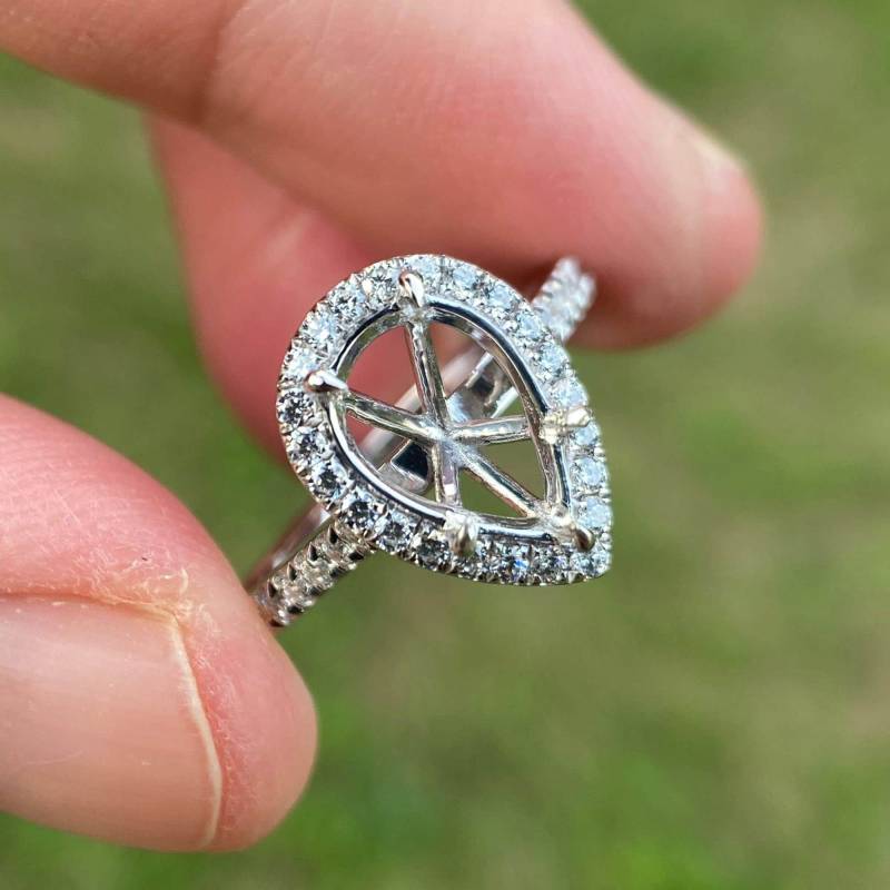 14K Weißgold Tropfen Verlobungsring Fassung Hal Diamondo | 0.41 Karat von Qrystaljewelry