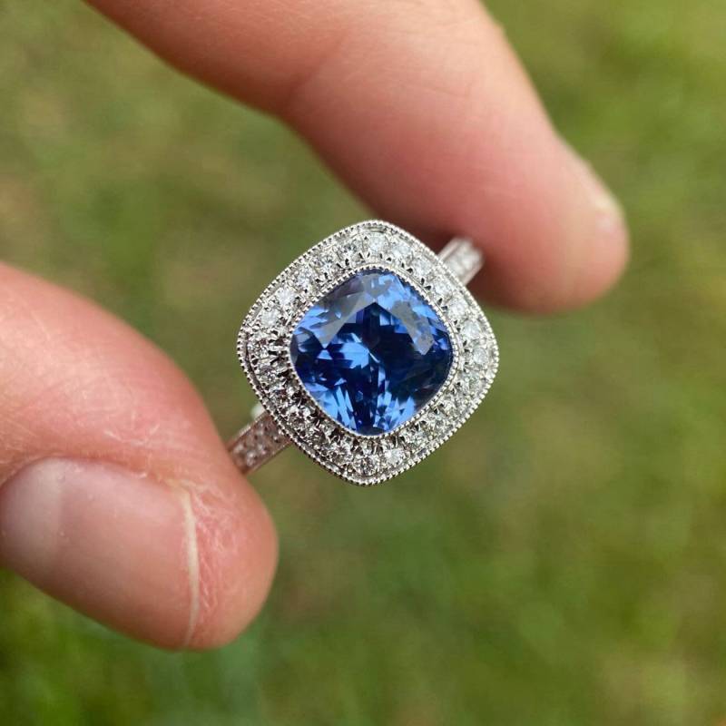 14K Weißgold Saphir Ring, Kissenschliff Diamant Halo Verlobungsring von Qrystaljewelry
