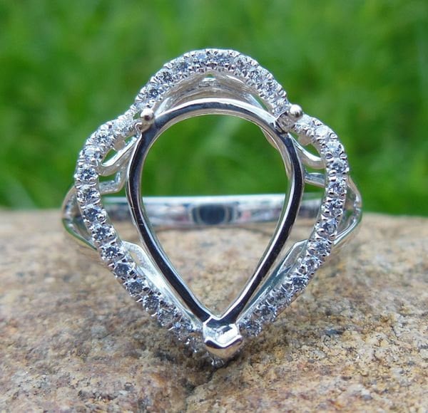 14K Weißgold Halo Ring, Birne, Diamant Akzent von Qrystaljewelry