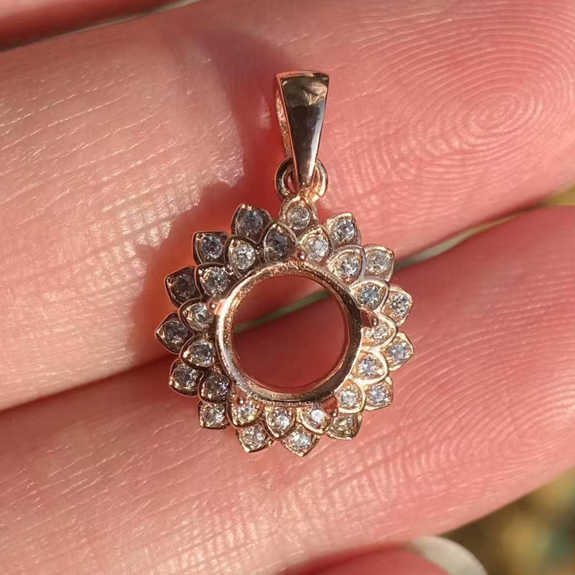 Diamant Halo Anhänger 14K Rosegold Semi Mount, 7 Mm Rund von Qrystaljewelry