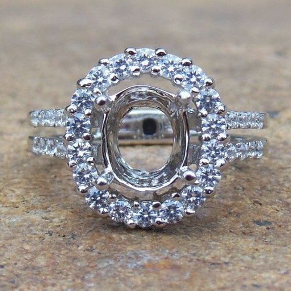 Diamant Halo Verlobungsring 14K Weißgold Oval Semi Mount von Qrystaljewelry