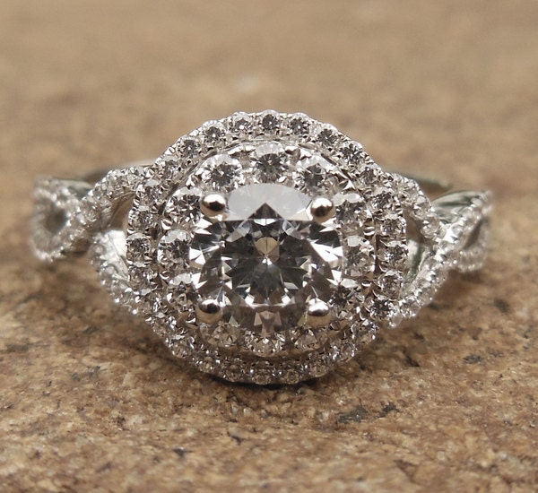 Diamant Halo Verlobungsring 14K Weißgold Twisted Schaft, 5 Mm Rund von Qrystaljewelry