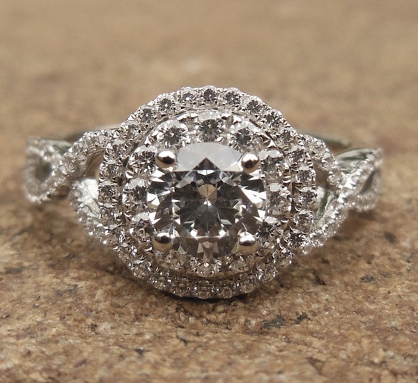 Diamant Halo Verlobungsring 14K Weißgold Twisted Schaft, 5 Mm Rund von Qrystaljewelry