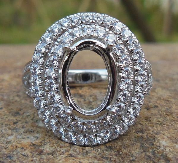 Diamant Double Halo Ring 14K Weißgold, Halb Gefasst, 7 X 10 Mm Oval von Qrystaljewelry