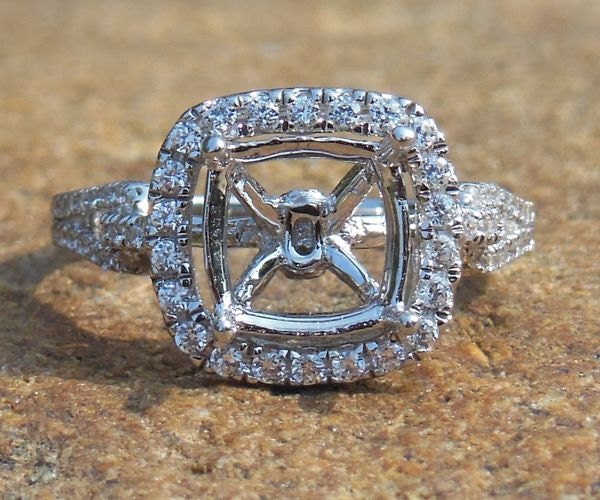 Kissenschliff 14K Weißgold Diamant Halo Verlobungsring Einstellung von Qrystaljewelry