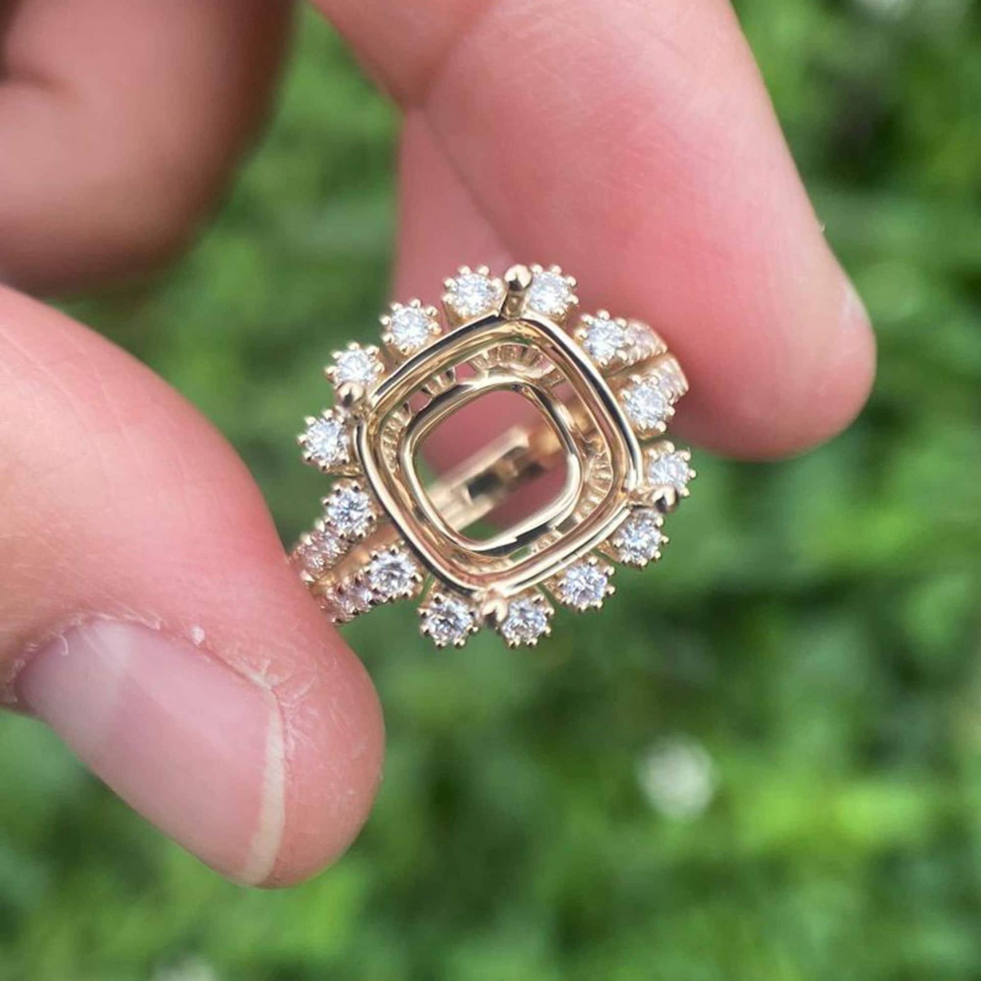 14K Weißgold Halo Diamant Im Kissenschliff Ring von Qrystaljewelry