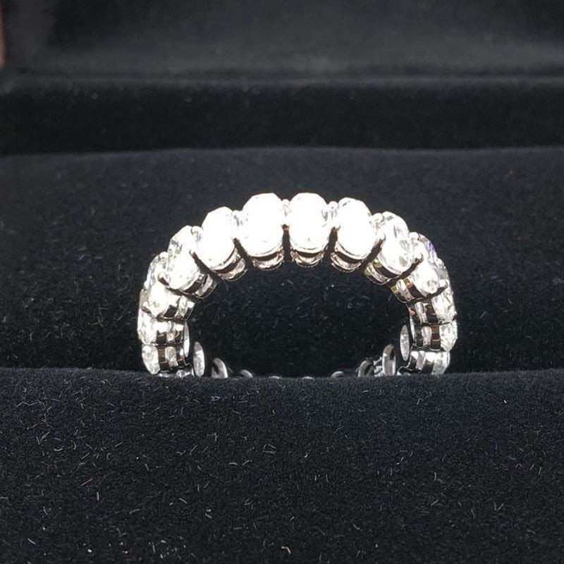 Moissanit Voll Eternity Band Vintage Oval 14K Weißgold Jubiläumsring von Qrystaljewelry
