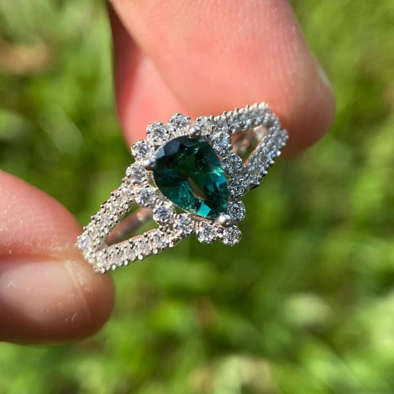 Pear Grüner Turmalin Ring Diamant Halo, Verlobungsring 14K Weißgold von Qrystaljewelry