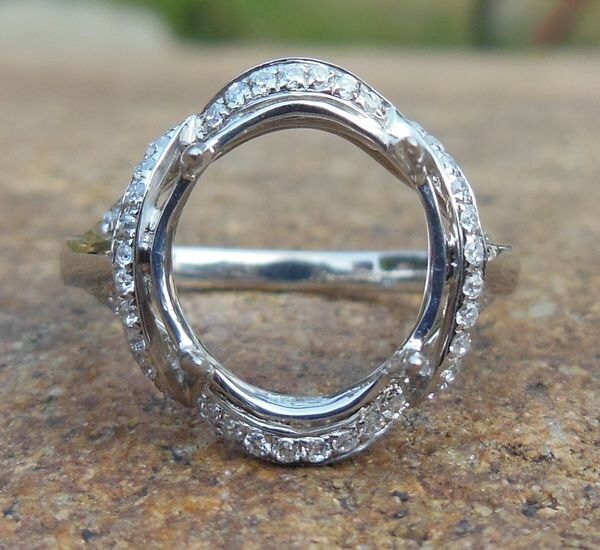 Massiver 14K Weißgold 10 X 12 Mm Ovaler Modehalbring/Diamantring von Qrystaljewelry