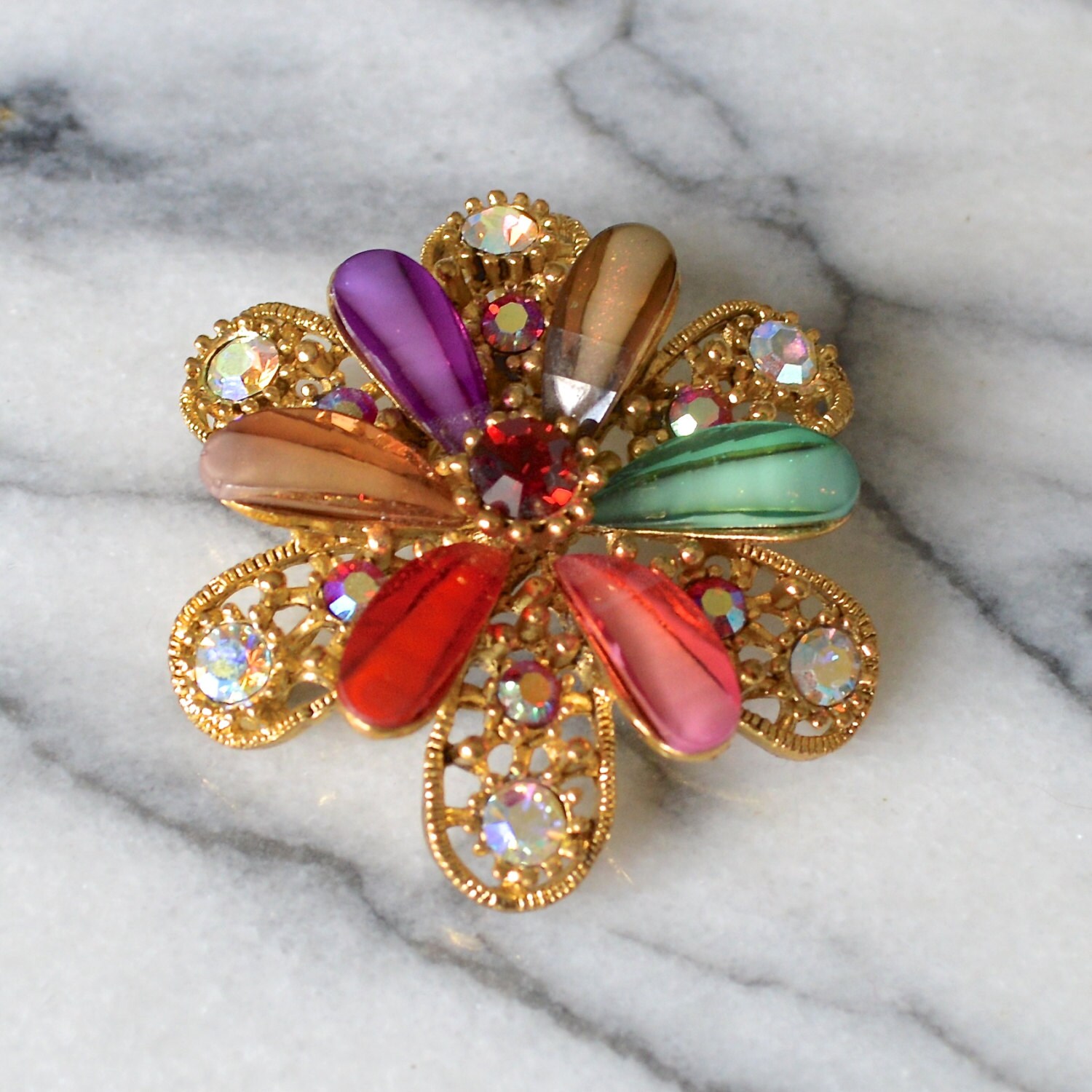 Brosche/Anhänger Harlekin-Farben Blumen-Gold-Ton-Beschläge Mit Irisierenden Diamanté Strasssteinen Two in One - Signiert Hl Brosche/Anhänger Harlekin-Farben Blumen-Gold-Ton-Beschläge Mit Irisierenden Diamanté Strasssteinen Two in One - Signiert Hl von QuTeas