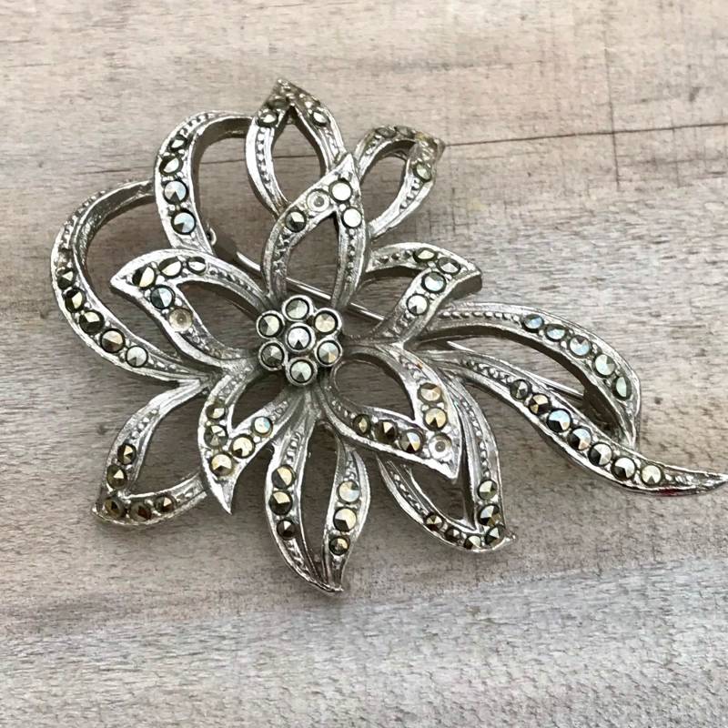 Echte Markasiten Steine Set Brosche Silberfarbene Fassung - Stilisierte Blumenform 5 X 3 cm von QuTeas
