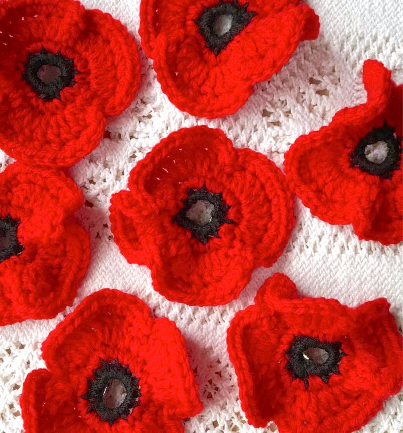 Große Rote Mohnblume Anstecknadel Brosche - Erinnerung Armistice Day Poppy Appell Charity Spende Gehäkelte Blume Mantel, Hut, Pullover, Accessoire Große Rote Mohnblume Anstecknadel Brosche - Erinnerung Armistice Day Poppy Appell Charity Spende Gehäkelte Blume Mantel, Hut, Pullover, Accessoire von QuTeas