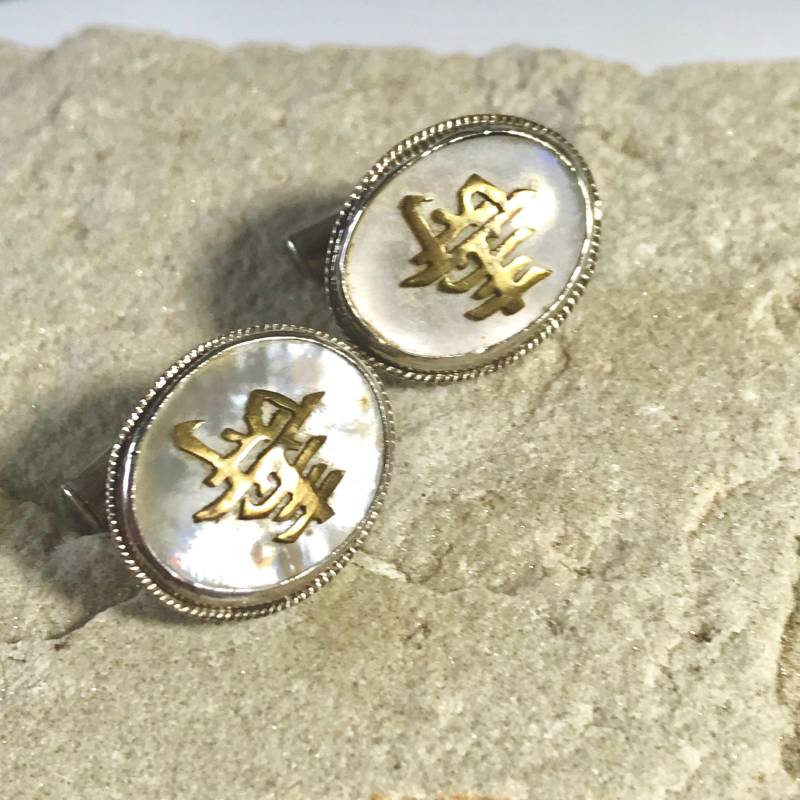 Hong Kong Sterling Silber Manschettenknöpfe Weiß Perlmutt Gold Vermeil Symbole Für Glück Und Langlebigkeit - Ovale Fronten T-Bar Vintage 1940Er Jahre von QuTeas