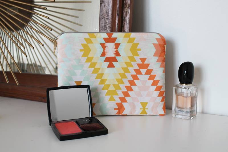 Gesteppte Tasche Für Schmuck Oder Make-Up - Ikat Gemustert Kit von QuaiAristide