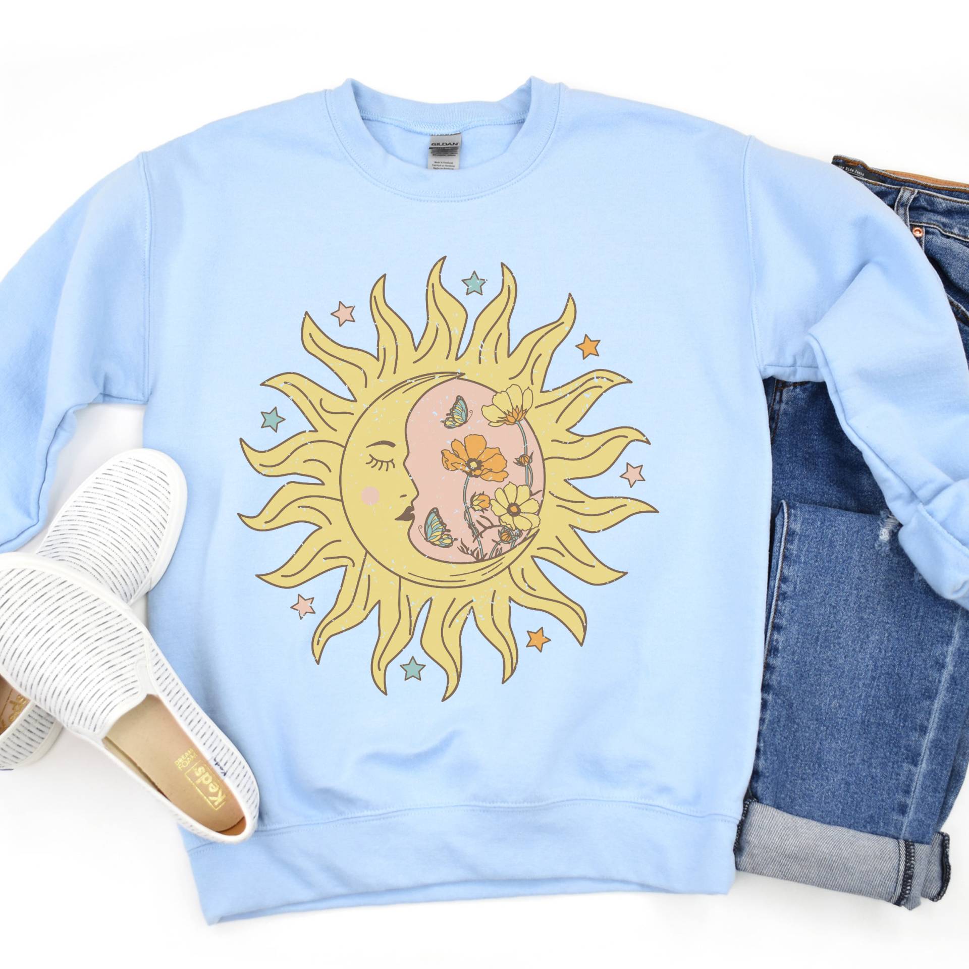 Celestial Sun Moon Shirt Retro Schmetterling Sweatshirt Floral Cottagecore Pullover Halbmond Mit Mohnblumen Grafik Celestial Sun Moon Shirt Retro Schmetterling Sweatshirt Floral Cottagecore Pullover Halbmond Mit Mohnblumen Grafik von QuailRunDesigns