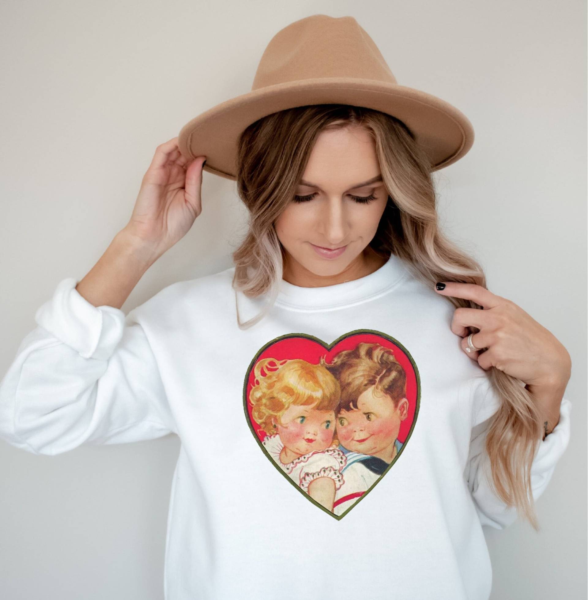 Vintage Valentine Junge Mädchen Im Herz Pullover Sweatshirt Retro Urlaub Shirt Classic von QuailRunDesigns