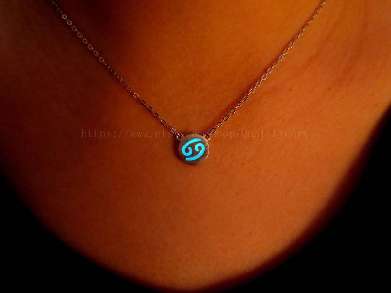 Krebs Sternzeichen Halskette, Sternzeichen Schmuck, Sternzeichen Charms, Leuchtende Halskette Silber, Glow in The Dark Halskette, Urlaub Schmuck von QualitycArt