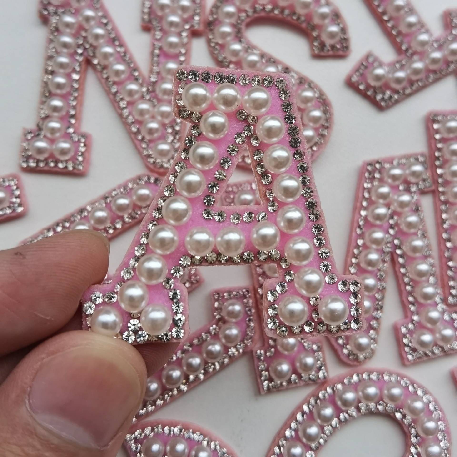 Rosa Perle Weiß Strass Glitzer Buchstaben Patches, Alphabet Bestickte Buchstaben, Bunte Bügeln Auf Aufnäher von QualitypatchesShop