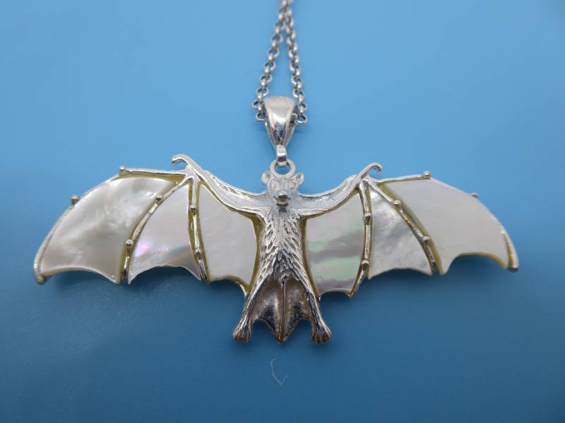 Fledermaus-Anhänger Aus Silber Und Perlmutt An Silberner Erbskette von Quantiquecollectable
