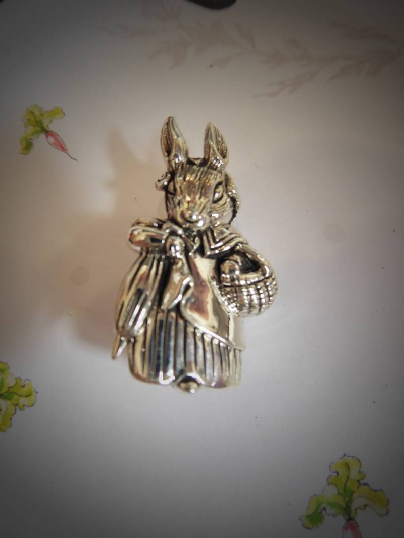 Silberne Beatrix Potter Style Mrs Rabbit Brosche von Quantiquecollectable