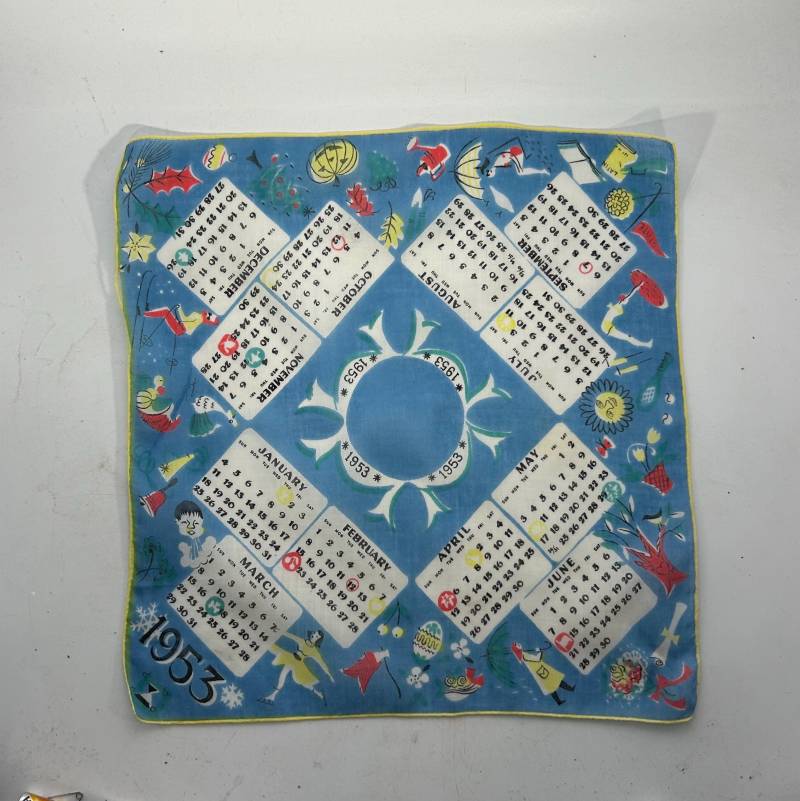 Vintage 1953 Kalender Taschentuch Blau Mit Saisonalen Illustrationen, Geburtstag Oder Jahrestag Geschenk, Kollektion, Midcentury, 33x33 cm von QuantitiesofQuaint