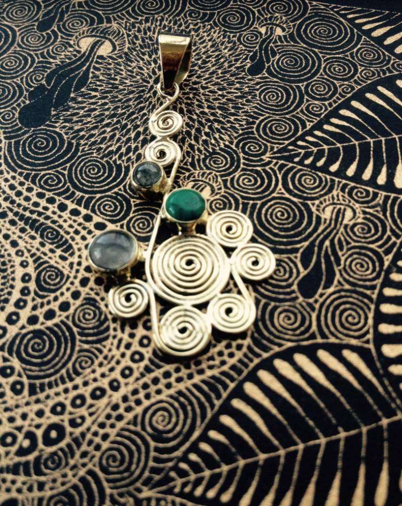 Handgemachter Messing Anhänger Von Quantum von QuantumDesign