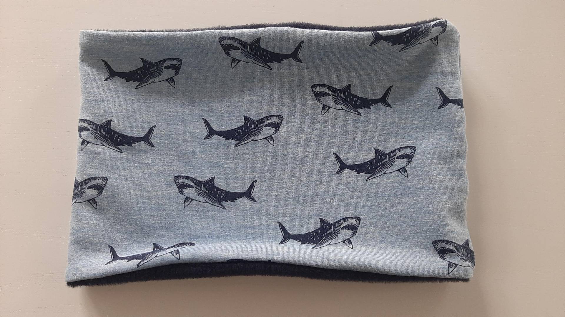 Loop Schlupfschal Halssocke Haie Mit Kuschelfleece von QuatschundQuassel