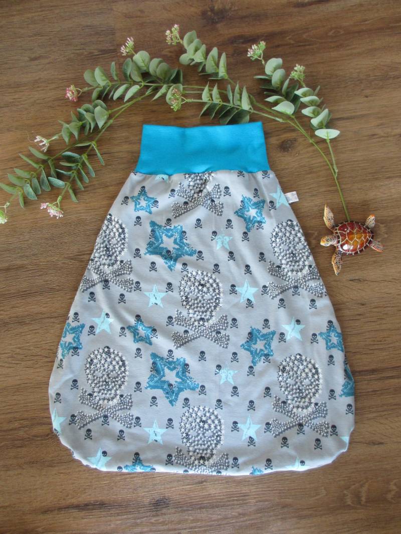 Wende-Pucksack Strampelsack Schlafsack Doppellagig 0-6 Monate Skulls von QuatschundQuassel