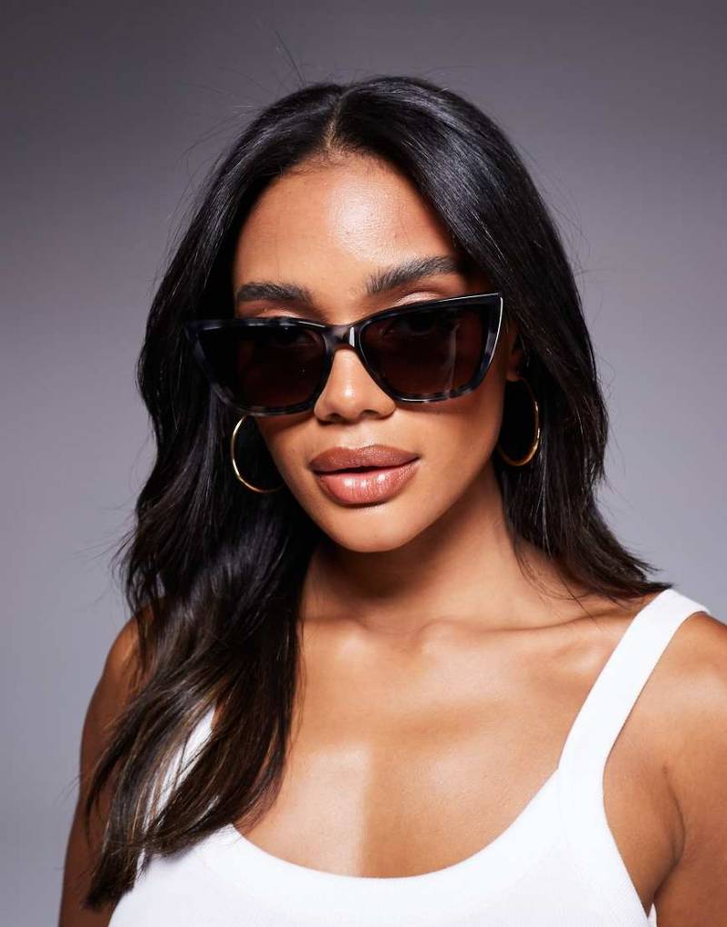 Quay - Call The Shots Remixed - Cat-Eye-Sonnenbrille in Rauchgrau mit Schildpattmuster von Quay Australia