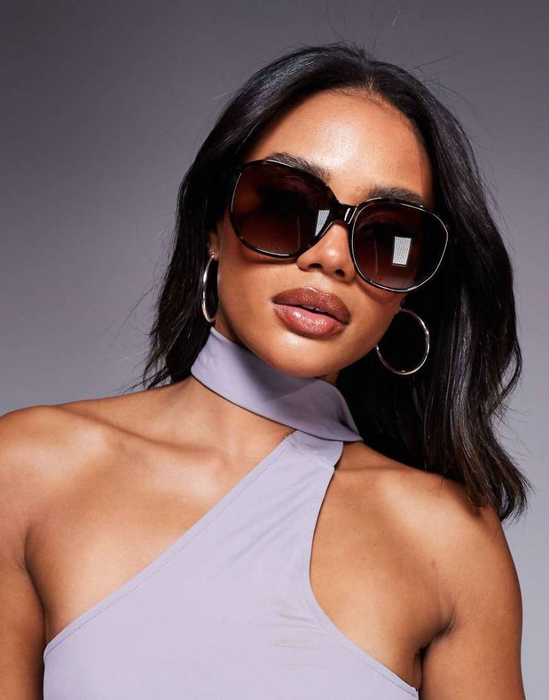 Quay - Guess Again - Runde Oversize-Sonnenbrille in Schildpatt-Optik-Braun von Quay Australia