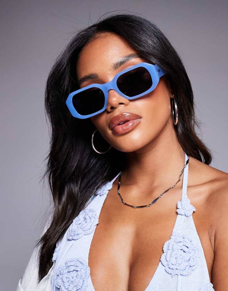 Quay - Hyped Up - Rechteckige Sonnenbrille in Blassblau von Quay Australia