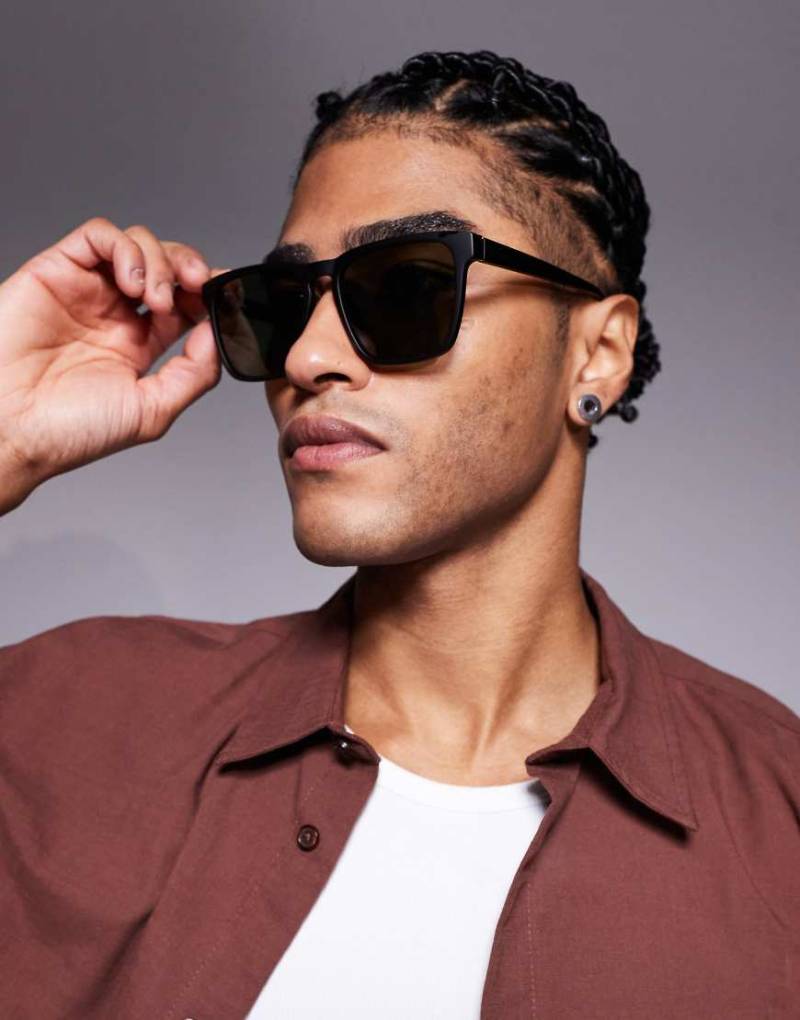 Quay - Unplugged - Quadratische Sonnenbrille in Schwarz mit polarisierten Gläser von Quay Australia