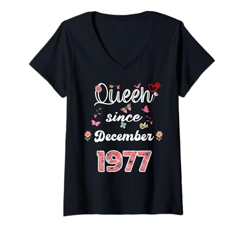 Damen Königin seit Dezember 1977 Blumen 1977 Dezember Geburtstag T-Shirt mit V-Ausschnitt Damen Königin seit Dezember 1977 Blumen 1977 Dezember Geburtstag T-Shirt mit V-Ausschnitt von Queen since December 1977 flowers 1977 December
