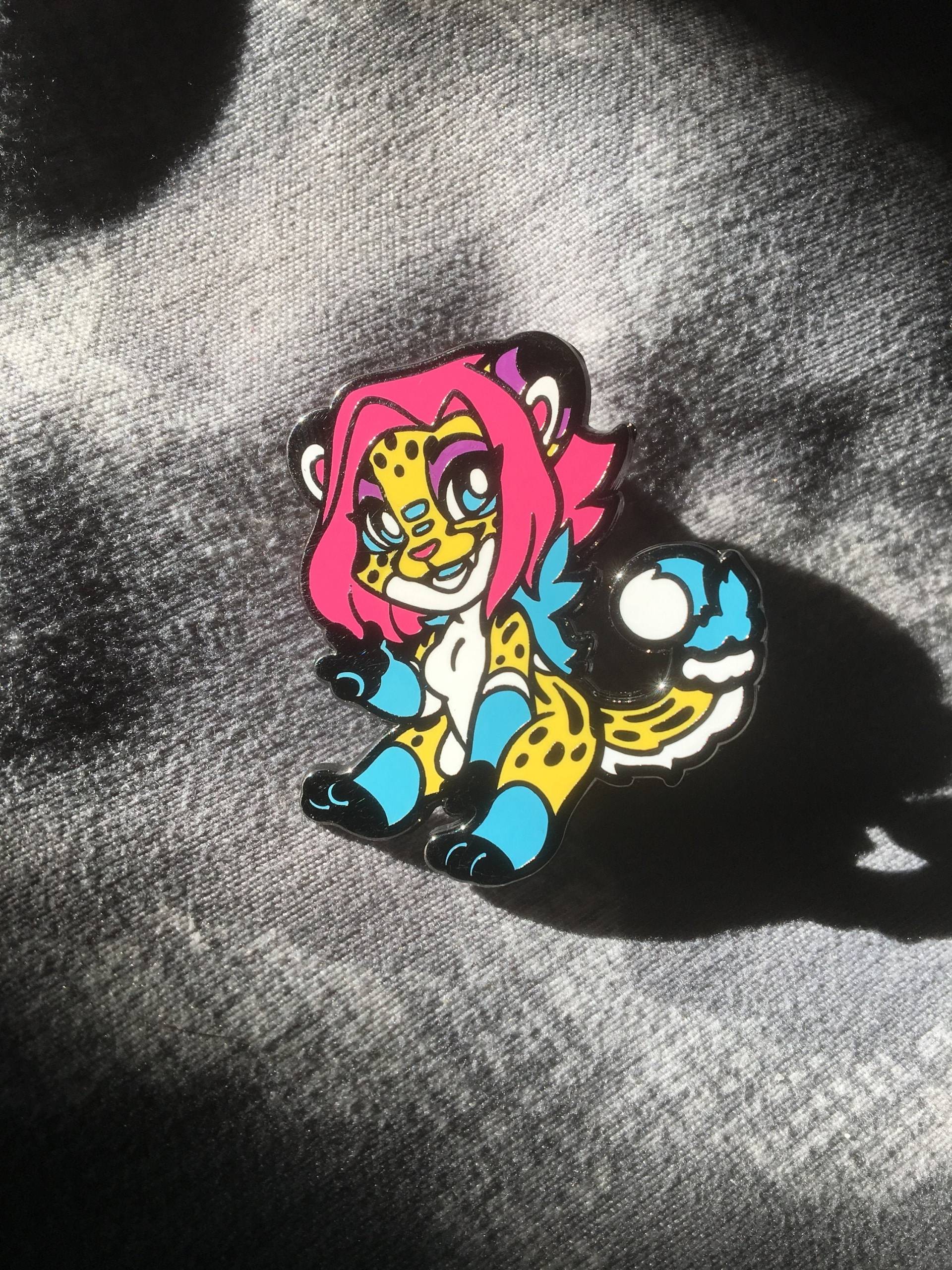 Kitkat, Fursona Pin #106 | + Mini Option cmyk Cheetah Emaille Kitkat, Fursona Pin #106 | + Mini Option cmyk Cheetah Emaille von QueenCheetahDesigns