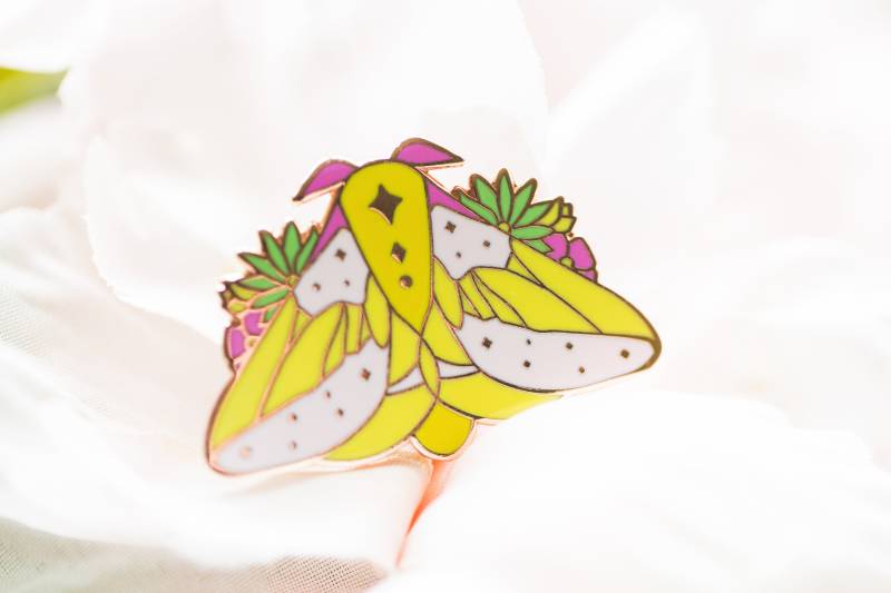 Rosy Maple Motte Emaille Pin Rosy Maple Motte Emaille Pin von QueenCheetahDesigns