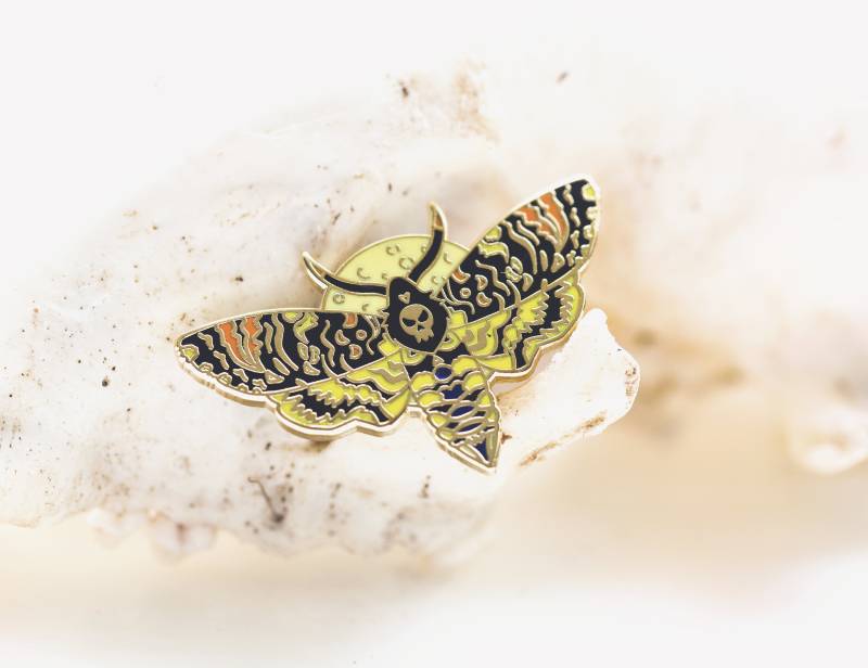 Totenkopf Motte Emaille Pin Totenkopf Motte Emaille Pin von QueenCheetahDesigns