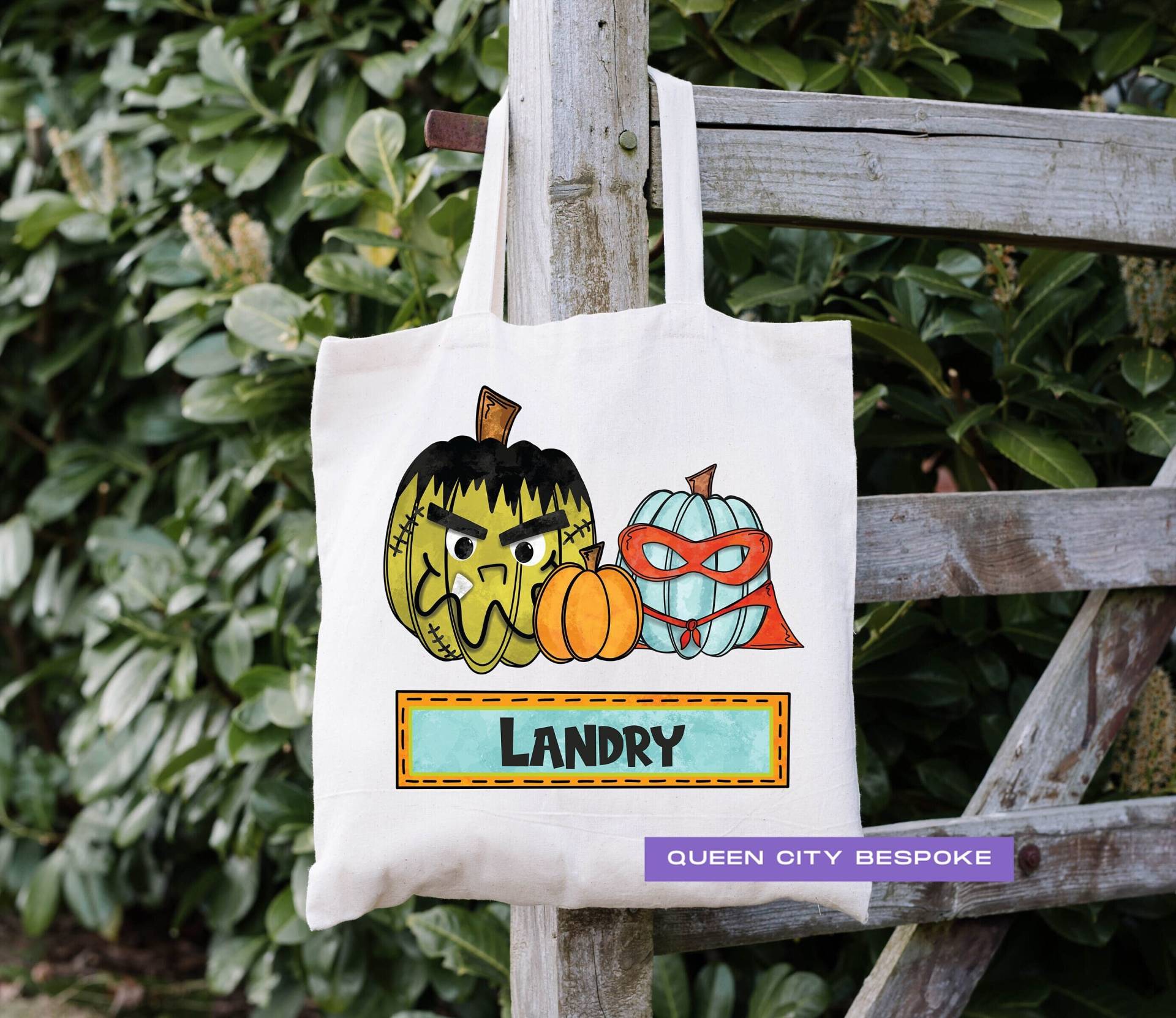 Jungen Halloween Leckerli Tasche, Name Personalisierte Kürbis Superheld Tasche von QueenCityBespoke