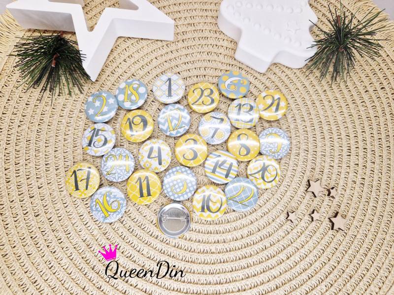 25 Adventskalenderbuttons Ø25 Mm Gelb/Grau/Weiß | Nadelbuttons von QueenDin