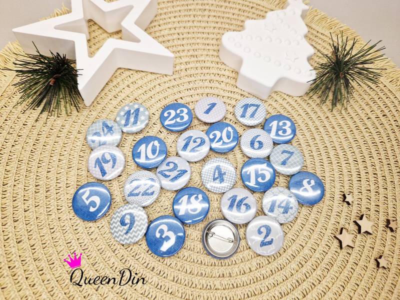 25 Adventskalenderbuttons Ø25 Mm Grau/Blau | Nadelbuttons von QueenDin