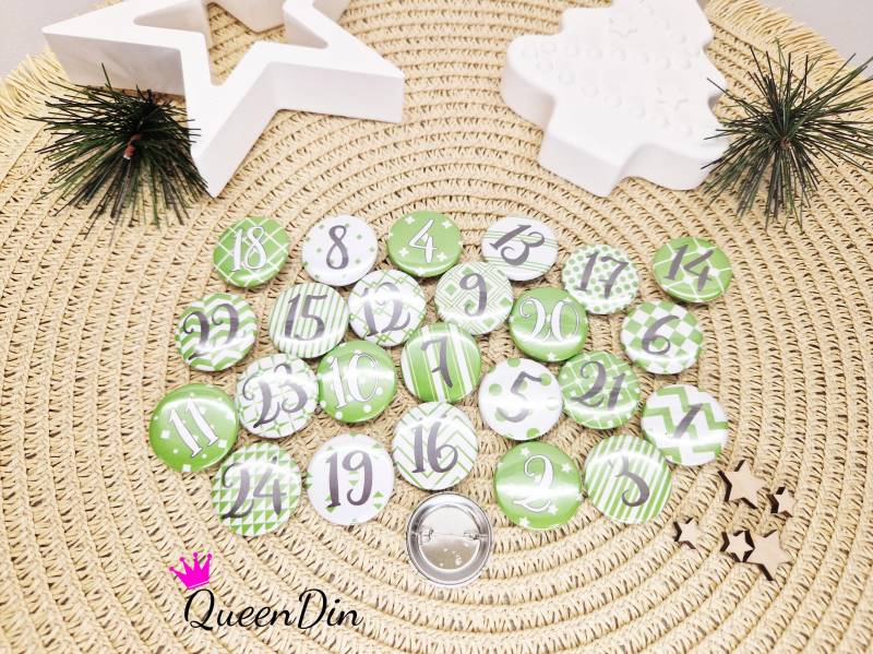 25 Adventskalenderbuttons Ø25 Mm Hellgrün/Weiß | Nadelbuttons von QueenDin
