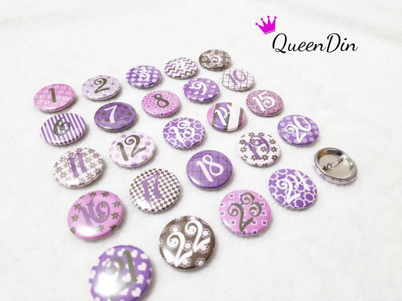 25 Adventskalenderbuttons Ø25 Mm Lila/Rosa/Braun/Weiß | Nadelbuttons von QueenDin