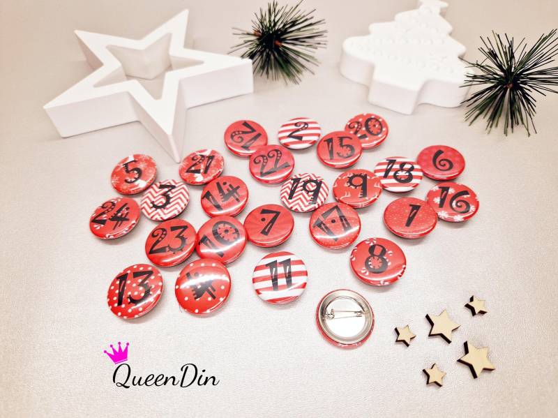 25 Adventskalenderbuttons Ø25 Mm Rot/Weiß/Schwarz | Nadelbuttons von QueenDin