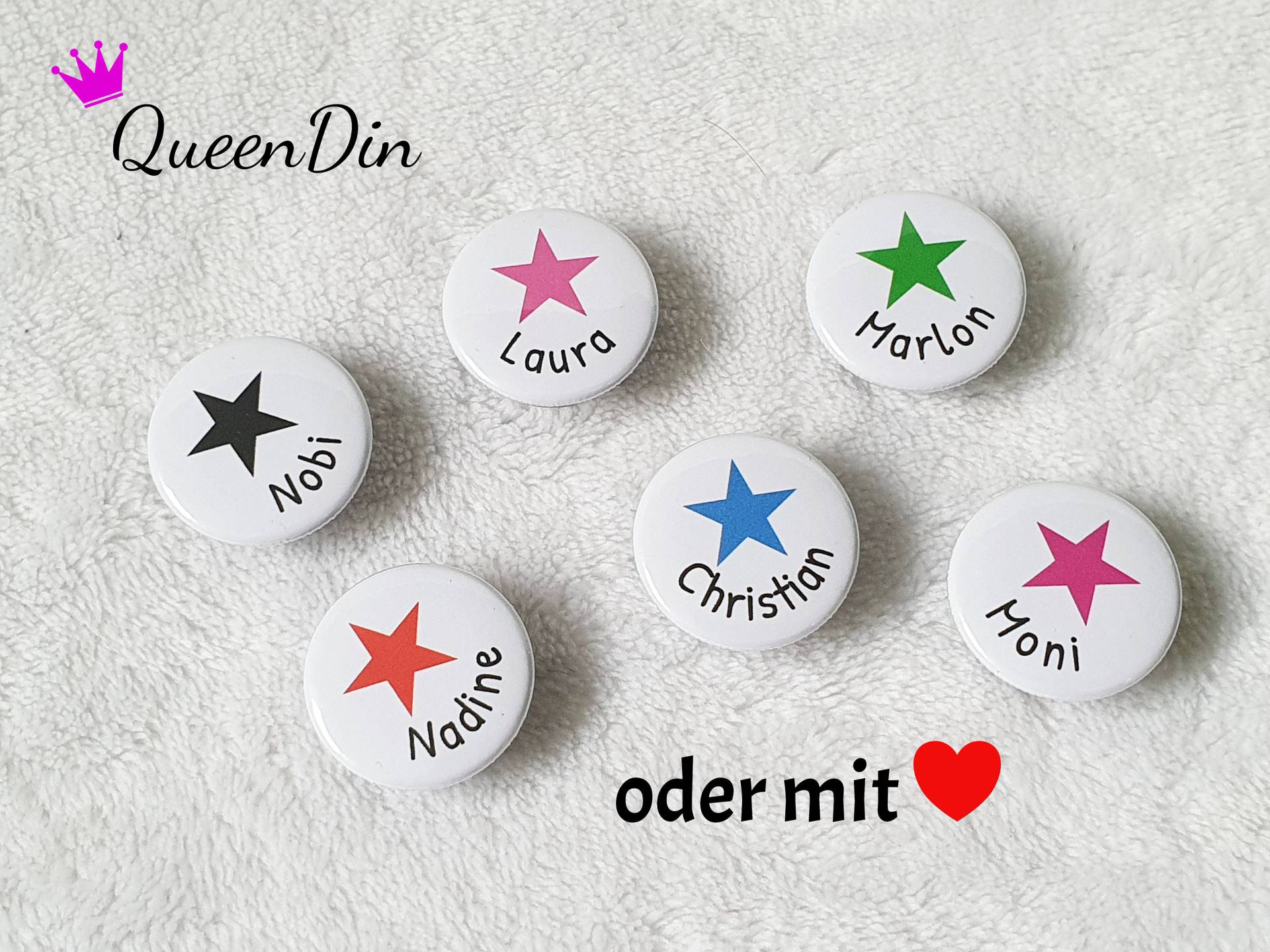 Button "Bunte Sterne/Herzen" Ø 25/50/59mm Mit Wunschname | Magnet Kleidungsbutton Taschenspiegel Flaschenöffner Glasmarkierer von QueenDin