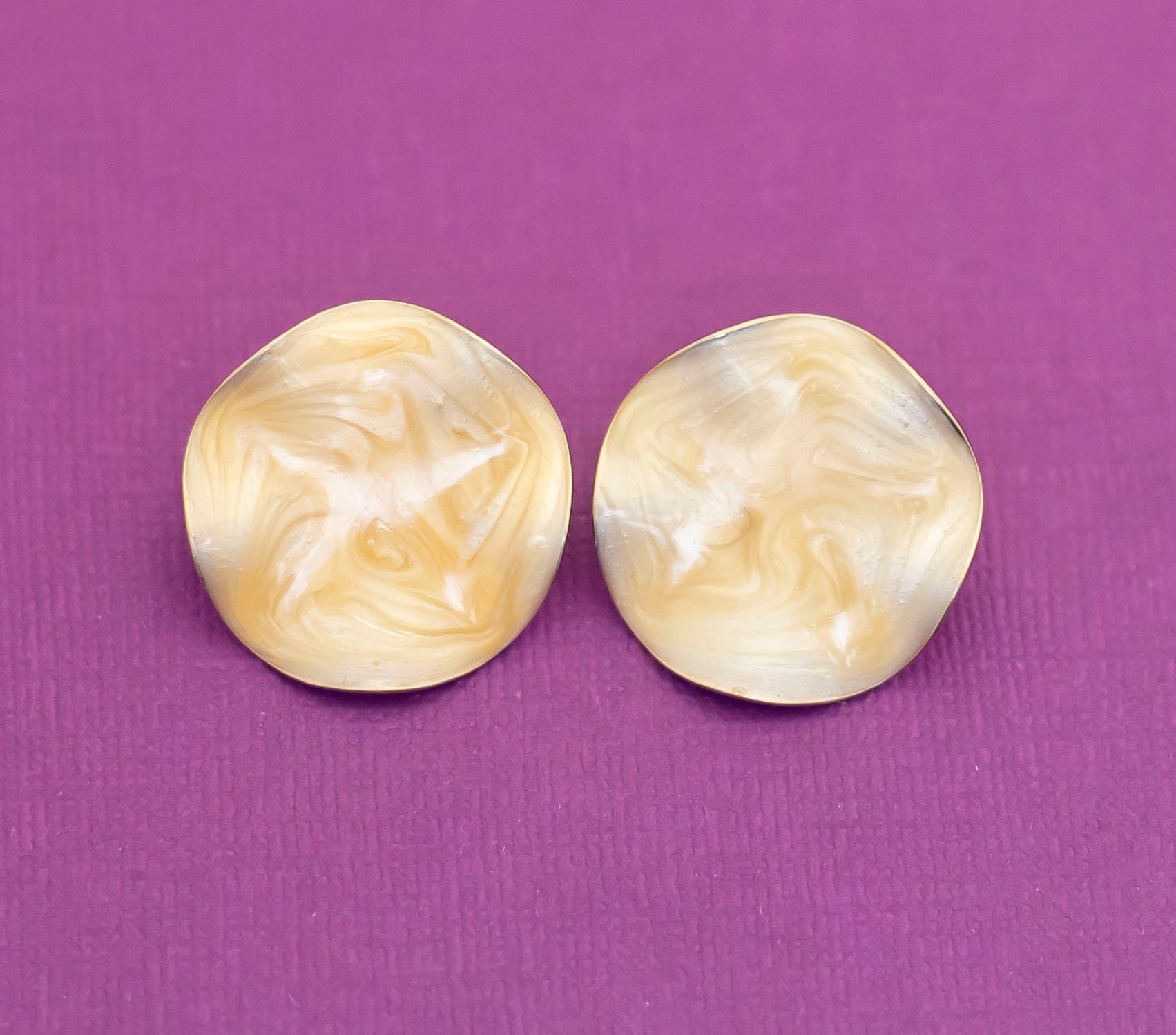 Vintage Boho Beige Und Gold Ton Ohrstecker - Q14 von QueenLuxurious