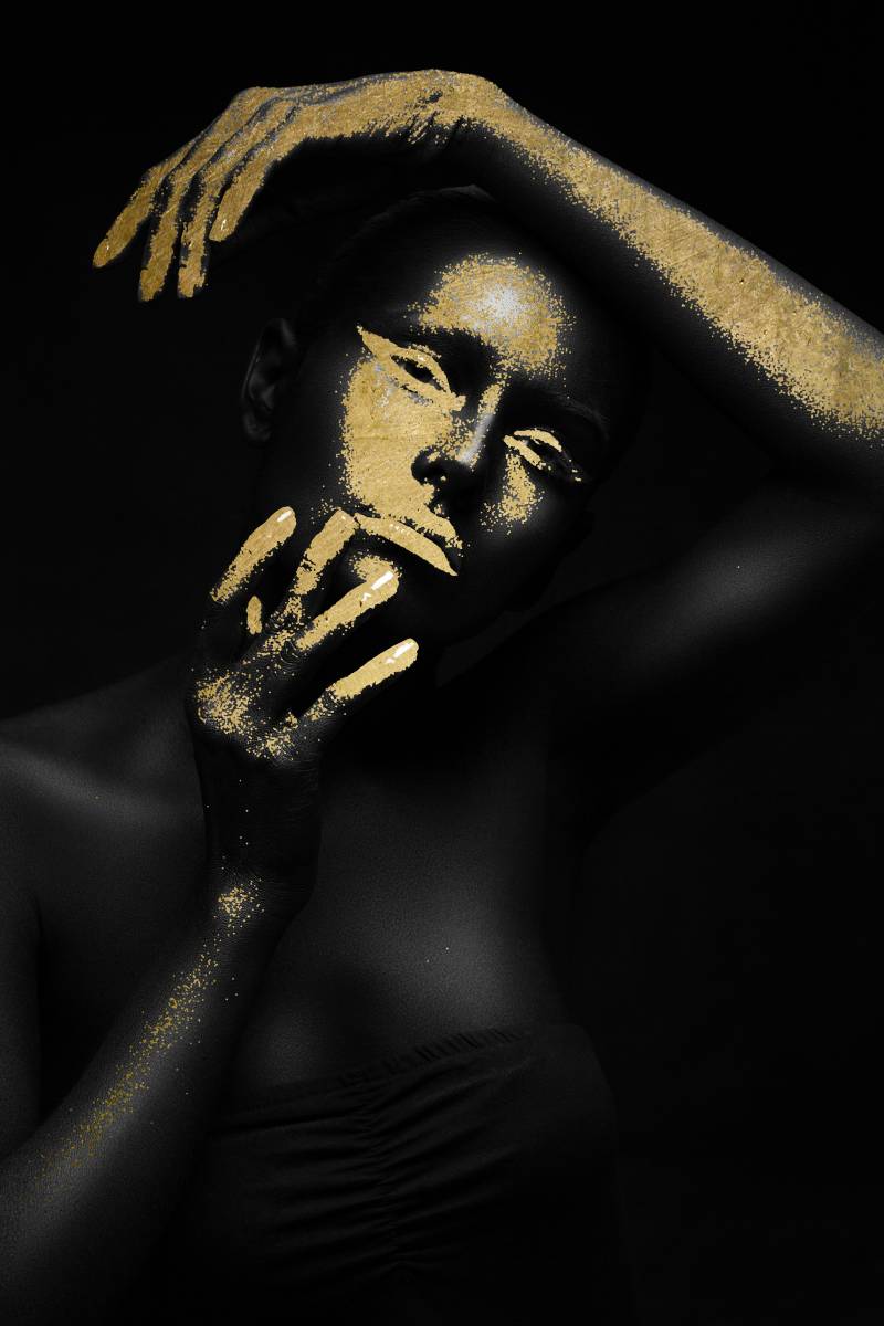 queence Acrylglasbild "Am-hehu" Bilder von Frauen  Fashion  Frau  Gemälde  Kunst  Magazincover  Mode  Modern von Hand eingearbeitete Blattgold Applikationen von Queence