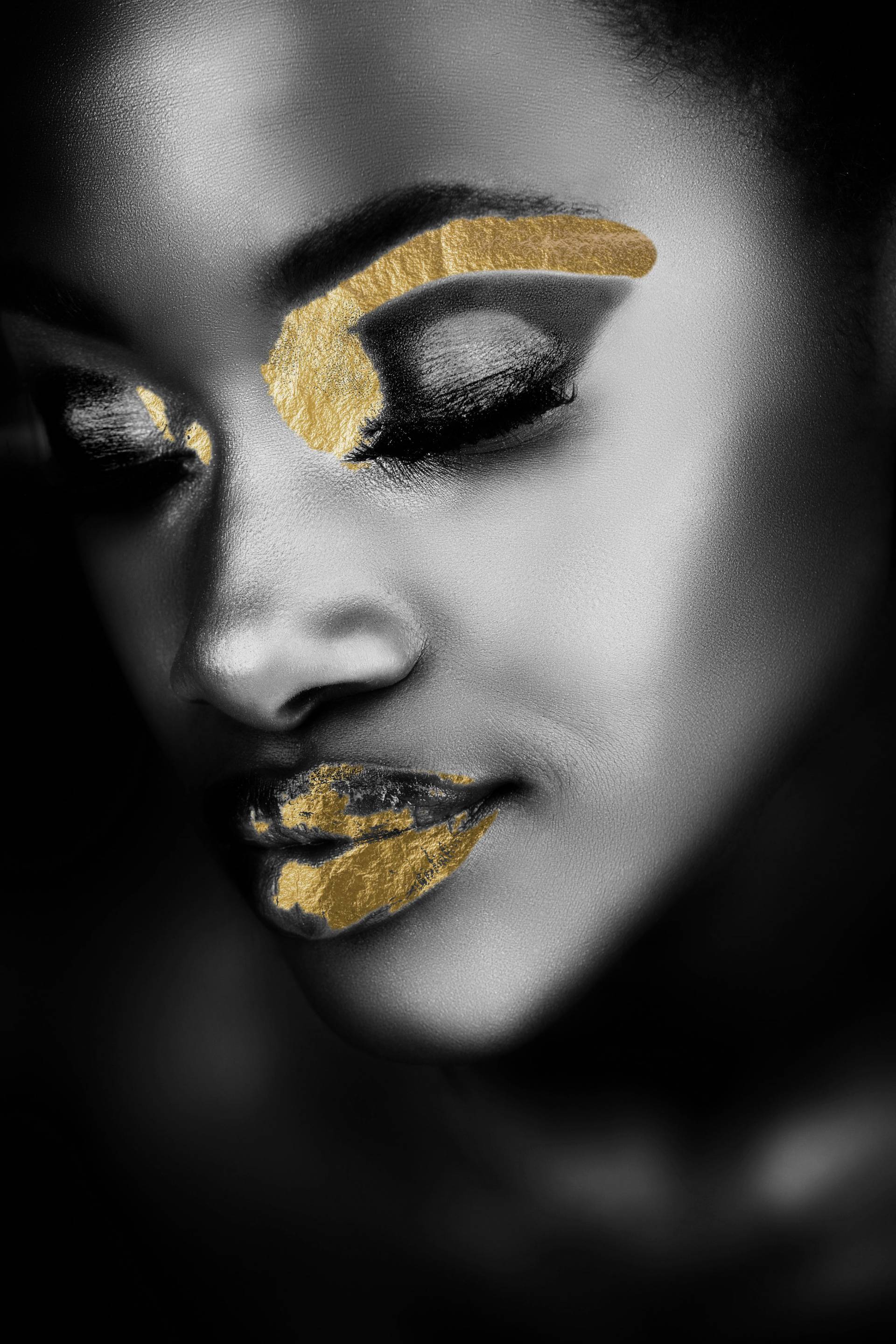 queence Acrylglasbild "Chepre" Bilder von Frauen  Fashion  Frau  Gemälde  Magazincover  Mode  Modern 1 Stk. tlg. von Hand eingearbeitete Blattgold Applikationen von Queence