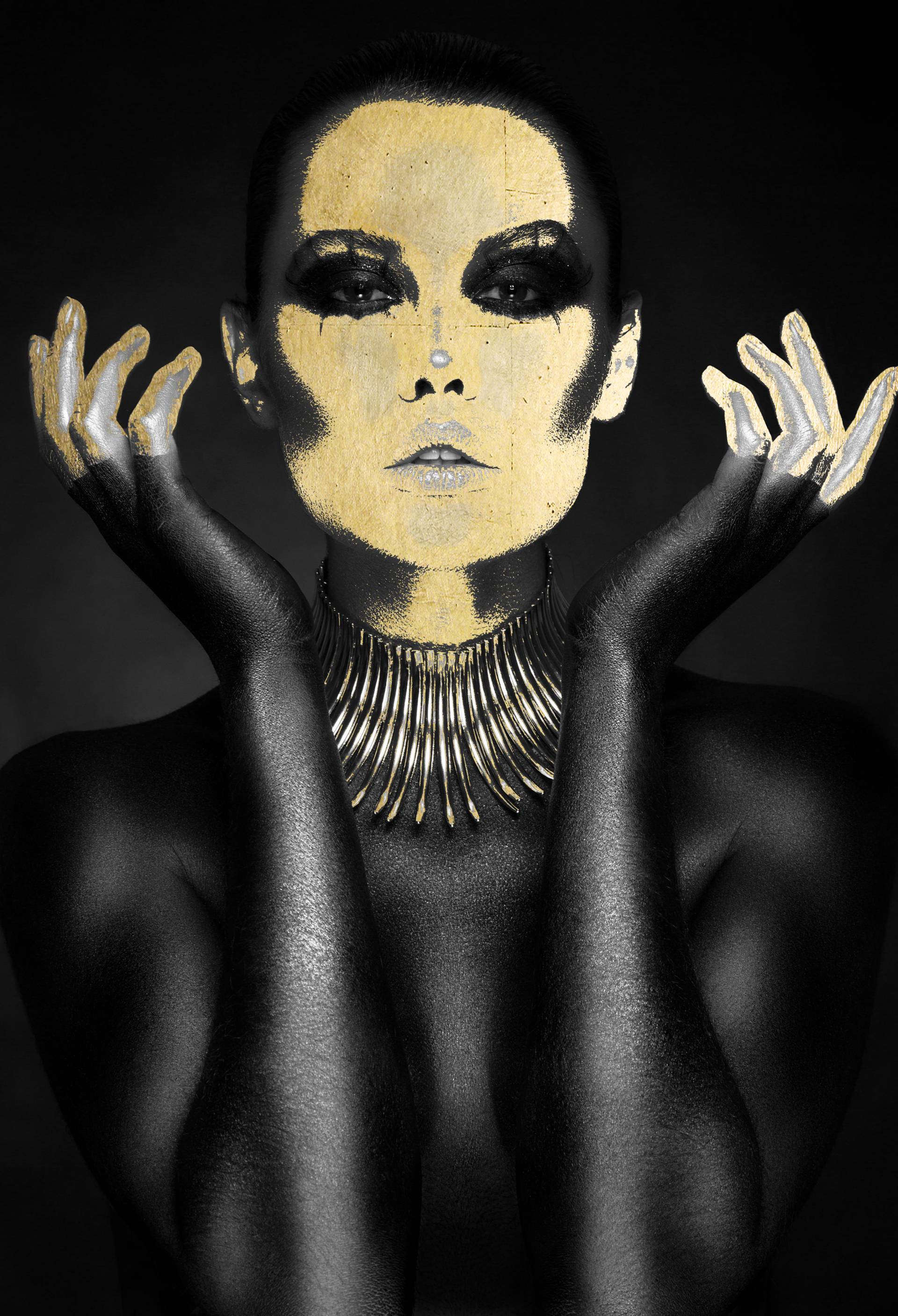 queence Acrylglasbild "Chnum" Bilder von Frauen  Fashion  Frau  Gemälde  Magazincover  Mode  Modern 1 Stk. tlg. von Hand eingearbeitete Blattgold Applikationen von Queence