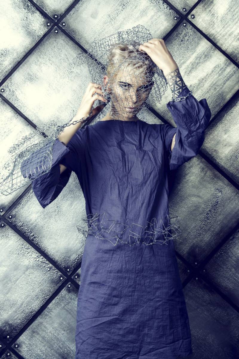 queence Acrylglasbild "Frau" Bilder von Frauen  Fashion  Frau  Kunst  Mode Fine Art-Print in Galeriequalität von Queence